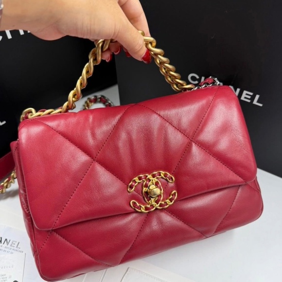 Chanel 19 - Picture 1 of 1